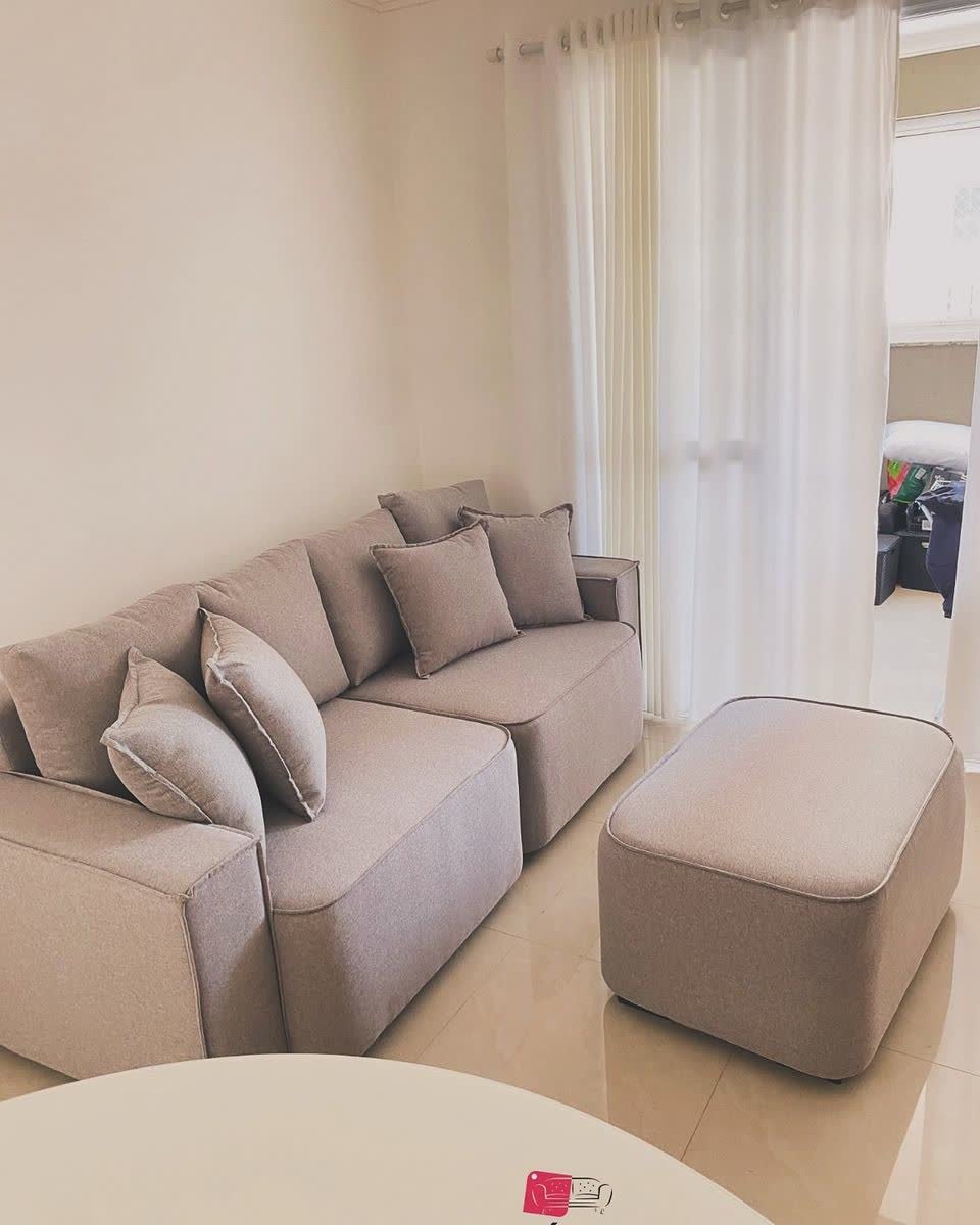 Sofá fendi com puff retangular